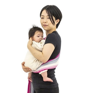 スリングで赤ちゃんを開脚させる